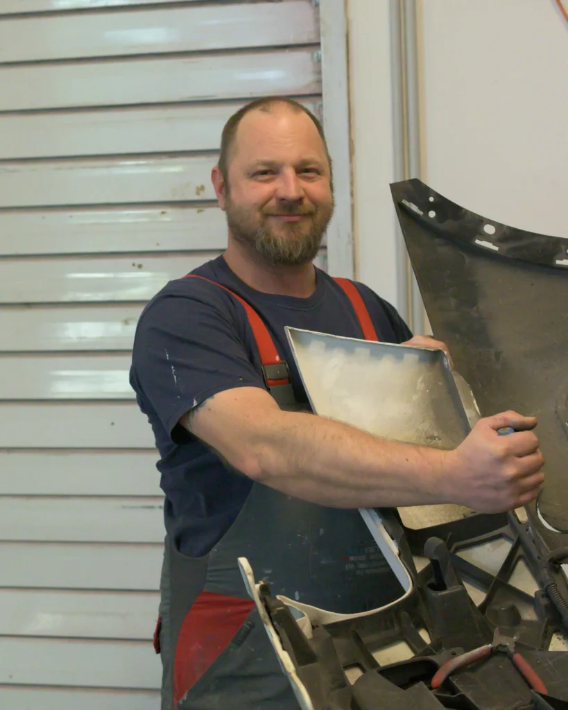 Andreas Berner als Karosseriebautechniker beim KFZ Betrieb Aitenbichler in Bad Ischl bei der Arbeit am Fahrzeug