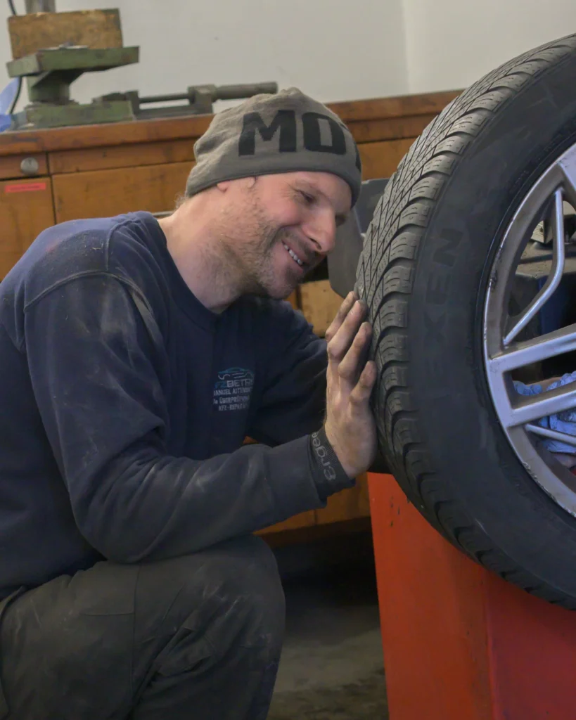 Johannes Mayrhauser als KFZ-Techniker Lehrling im KFZ Betrieb Aitenbichler bei der Reifenmontage
