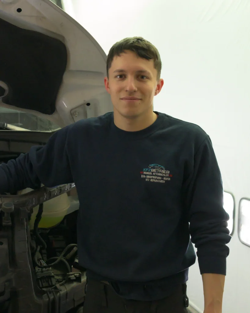 Julian Eisl als Karosseriebautechniker Lehrling beim KFZ Betrieb Aitenbichler in Bad Ischl bei der Arbeit am Fahrzeug