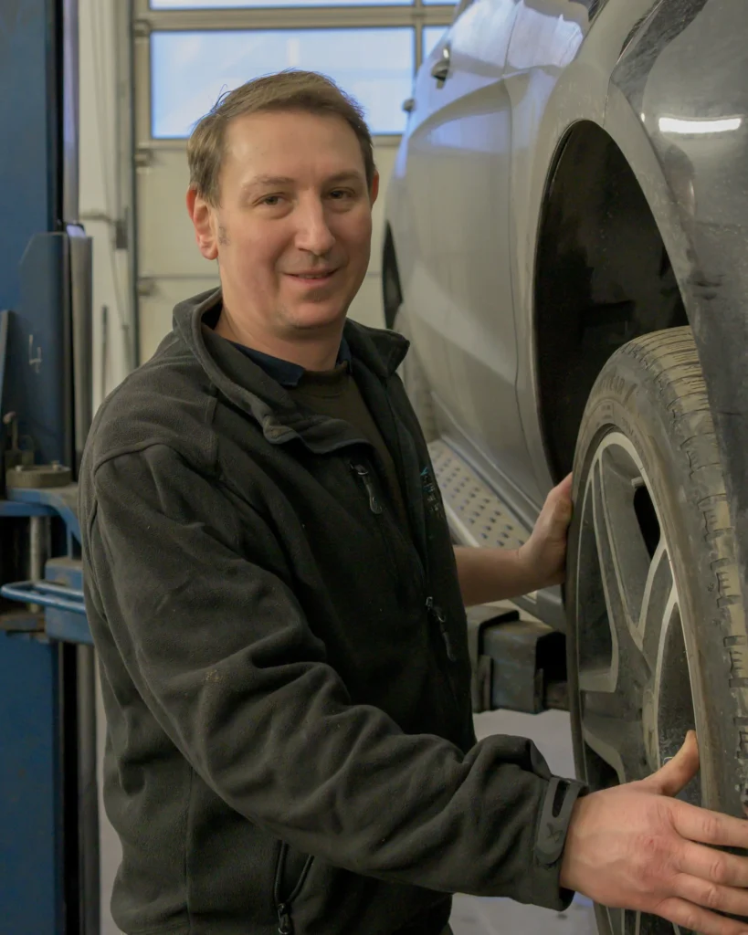 Manuel Aitenbichler Werkstattleitung KFZ Betrieb Aitenbichler in Bad Ischl bei der Arbeit am Fahrzeug