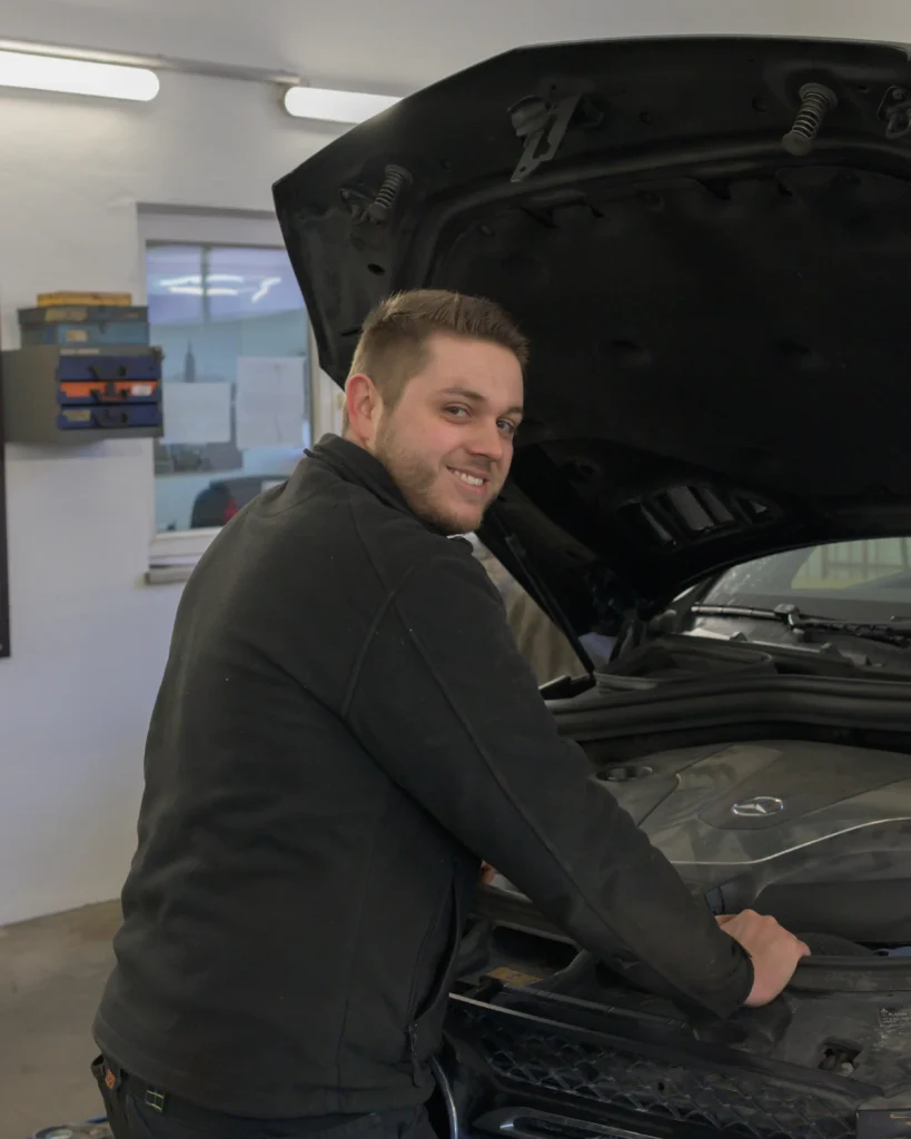 Martin Ehrnleiter als KFZ-Techniker im KFZ Betrieb Aitenbichler in Bad Ischl bei der Arbeit am Fahrzeug