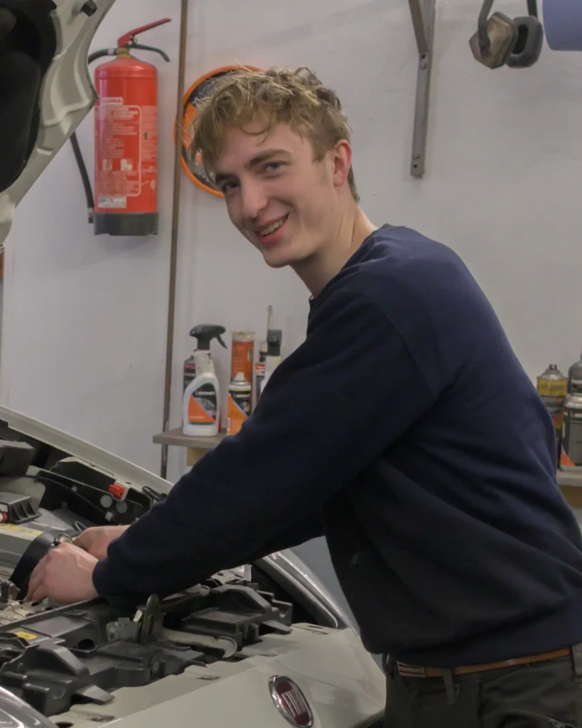 Mattheo Porsch KFZ-Techniker beim KFZ Betrieb Aitenbichler in Bad Ischl