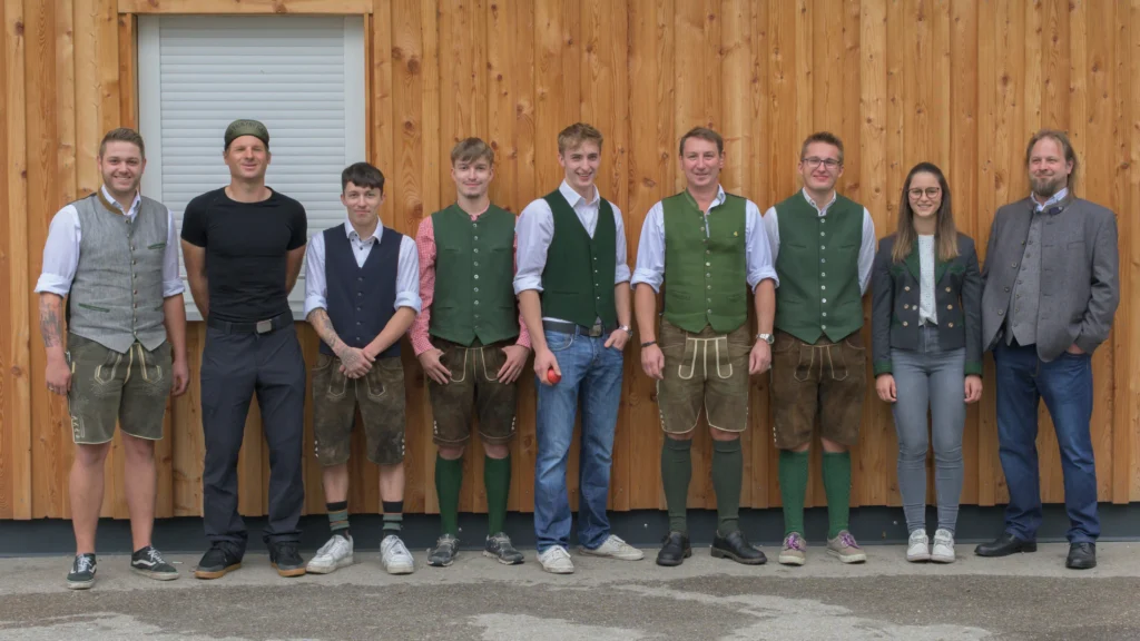 Bild des gesamten Teams vom KFZ Betrieb Aitenbichler in Bad Ischl