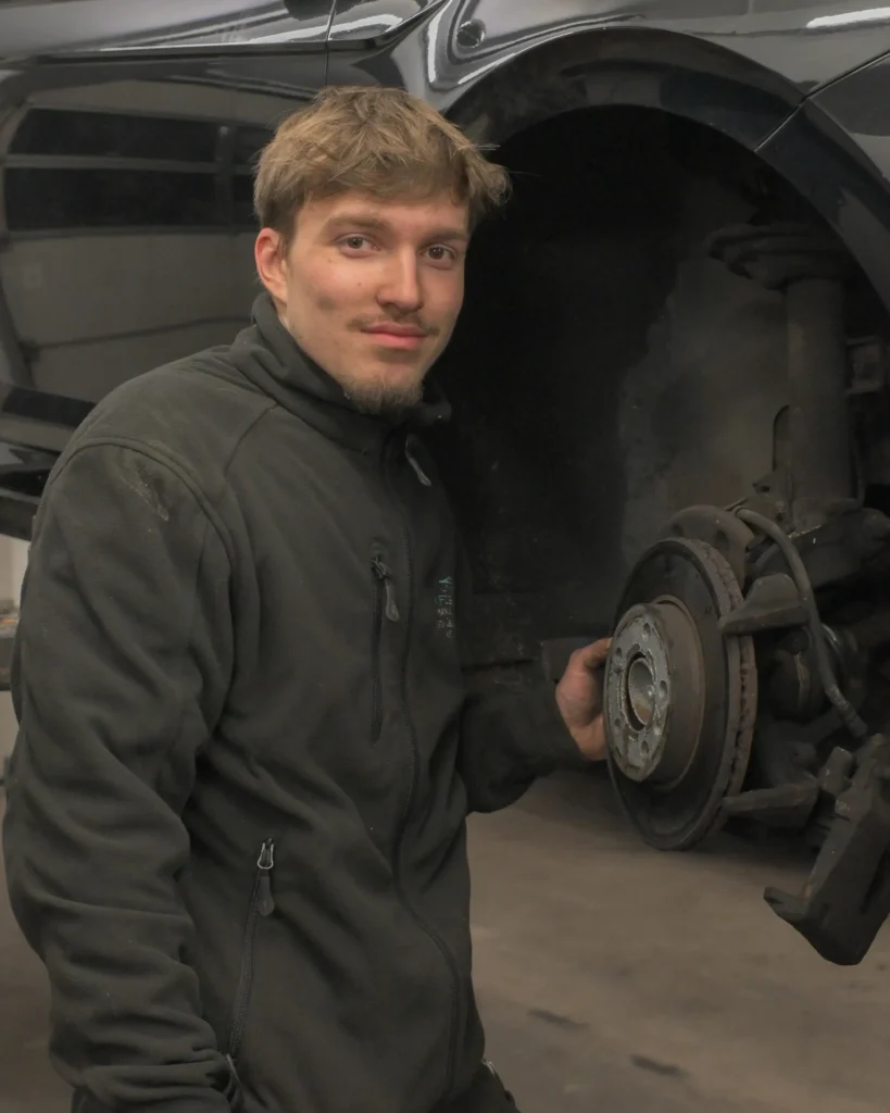 Patrick Eisl als KFZ-Techniker im KFZ Betrieb Aitenbichler in Bad Ischl bei der Arbeit am Fahrzeug